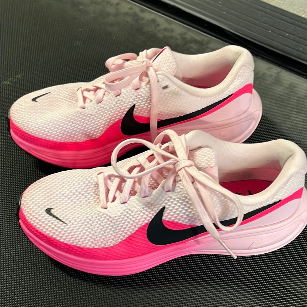 Nike Women's Revolution eight running sneaker